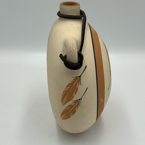 Vintage Hand-Painted Native American Pottery, Desert Pueblo “Buckskin” - Picture 4 of 9